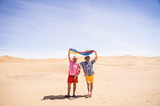 Захоплений пухнастий гей пара в пустелі — стокове фото