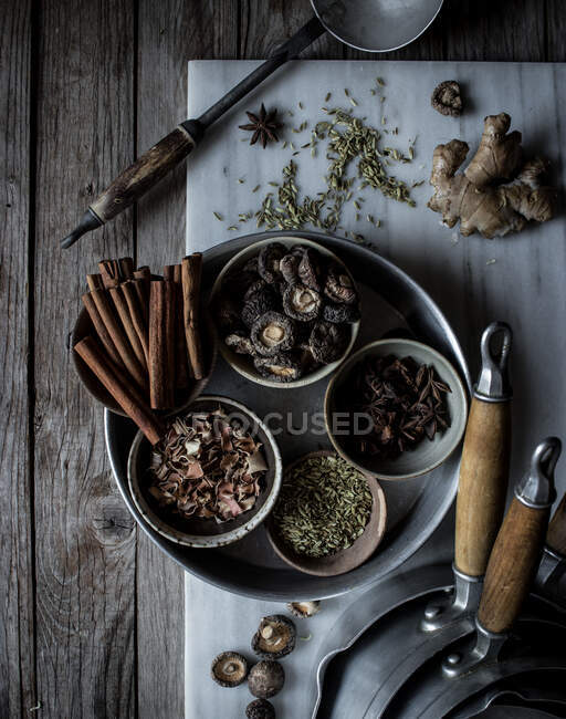 Вид зверху на змішані сухі спеції та гриби, складені на мармуровій дошці для приготування супу Фі — стокове фото