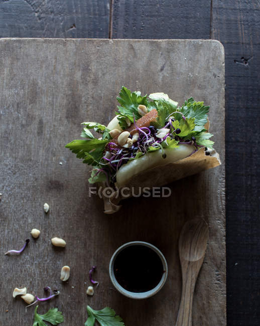 Von oben köstliches traditionelles Gua Bao Sandwich mit Speck, Erdnüssen und frischer Petersilie — Stockfoto