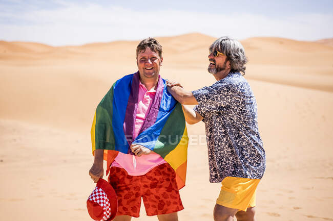 Emocionado regordeta gay pareja en desierto - foto de stock