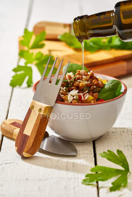 Сверху аппетитная красочная нарезанная овощная смесь со шпинатной чечевицей и рисом на деревянном фоне — стоковое фото