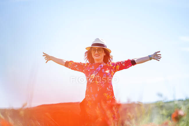 Senhora em pé no campo — Fotografia de Stock