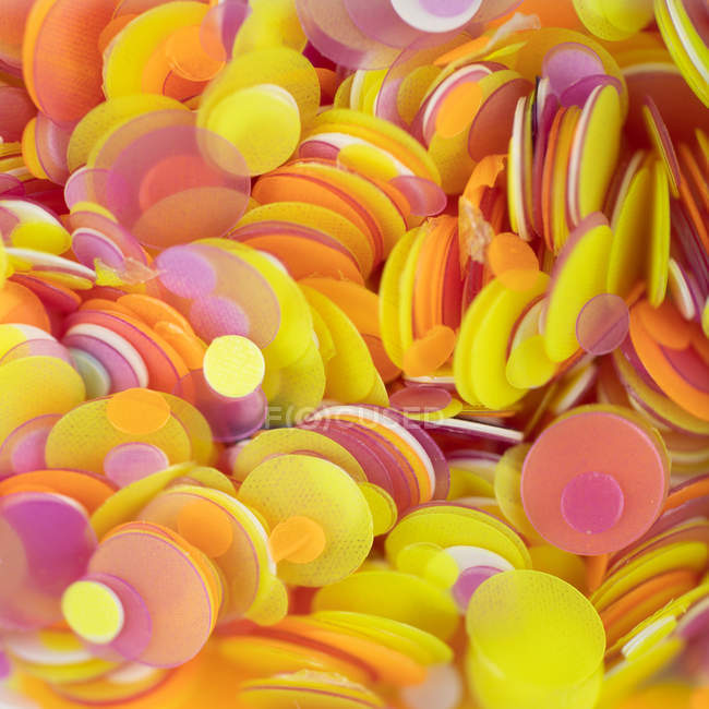 Sfondo di giallo, arancione e rosa unghie glitter paillettes — Foto stock