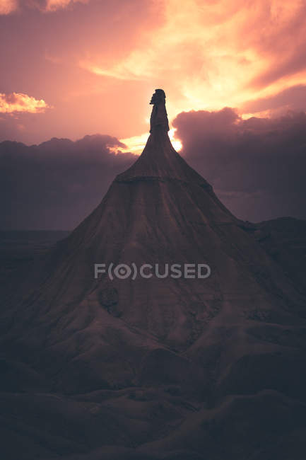 Vista del pico de piedra en el desierto contra el cielo nocturno - foto de stock
