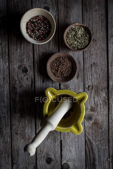 Draufsicht auf gemischte, trockene Gewürze und Mischmörtel auf Holztischplatte — Stockfoto