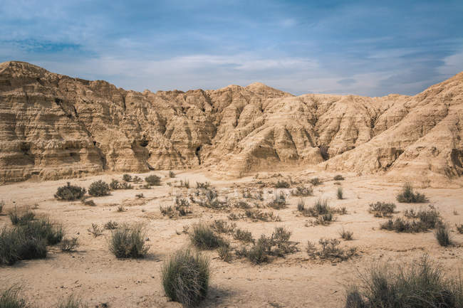 Paisaje de colinas del desierto en el fondo del cielo azul - foto de stock