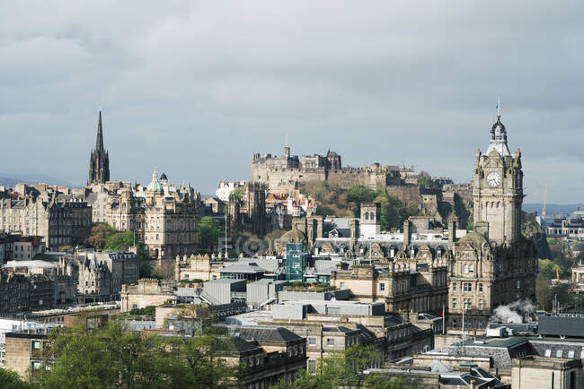 Vista panorâmica da cidade velha com edifícios góticos contra nuvens à luz do sol, Escócia — Fotografia de Stock