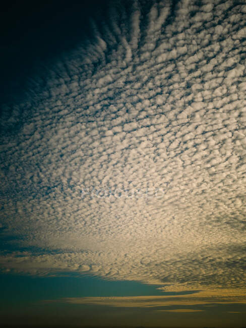 Подсвеченный фон красивого спокойного неба с перистыми облаками на закате — стоковое фото
