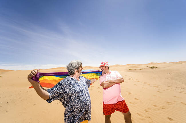 Волнующая пухлая гей-пара в пустыне — стоковое фото