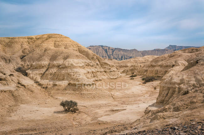 Пейзаж пустельних пагорбів на тлі блакитного неба — стокове фото