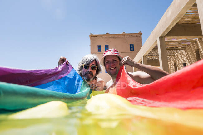 Feliz gay casal no piscina — Fotografia de Stock