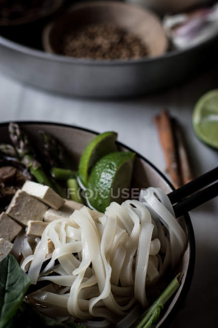 Nahaufnahme der servierten Pho-Suppe mit Nudeln — Stockfoto
