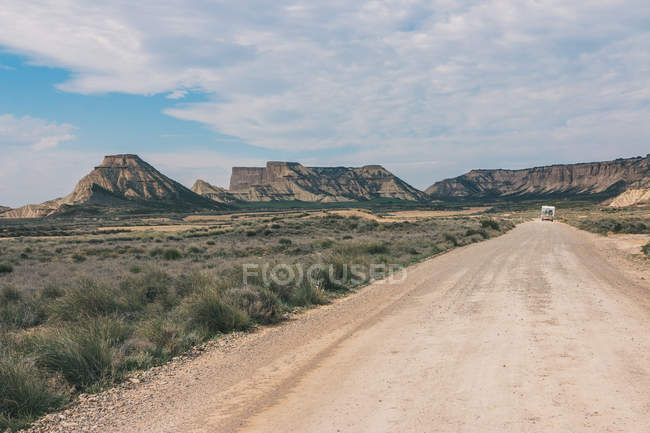 Weißer Anhänger auf leerer Straße in der Wüste — Stockfoto