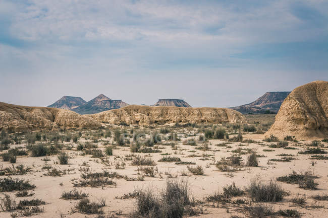 Пейзаж пустынных холмов на фоне голубого неба — стоковое фото
