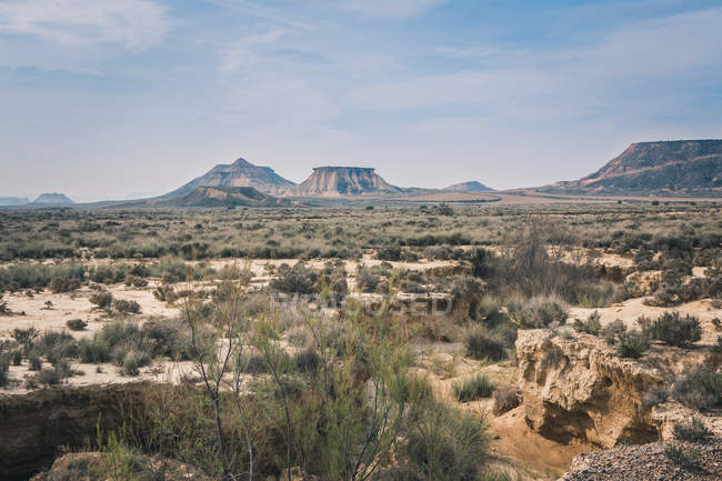 Пейзаж пустельних пагорбів на тлі блакитного неба — стокове фото