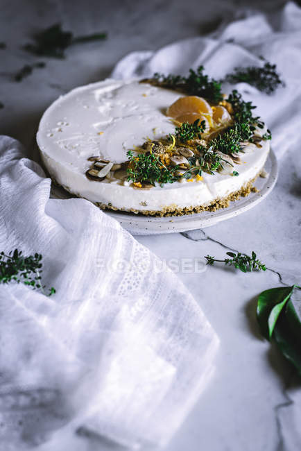 Pastel de mandarina decorado en mantel blanco - foto de stock