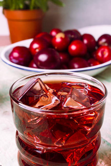 Bebida vermelha perto de frutas frescas — Fotografia de Stock