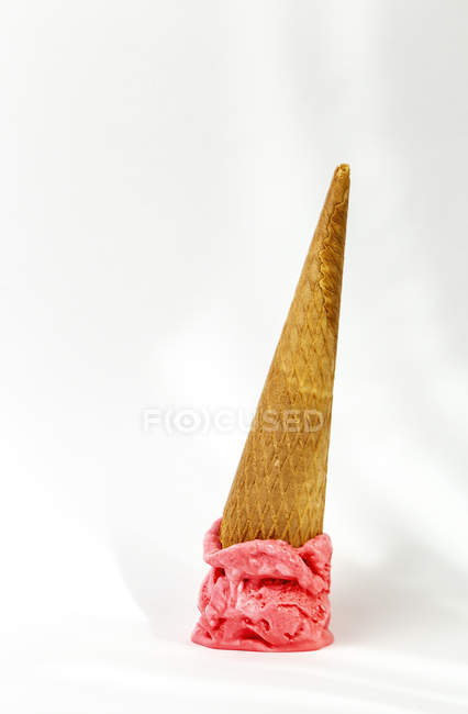 Goccia gelato scioglimento cono su sfondo bianco — Foto stock
