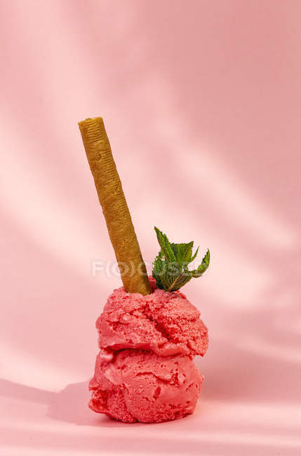 Gelati alle fragole con bacchetta e foglie di menta su fondo rosa — Foto stock
