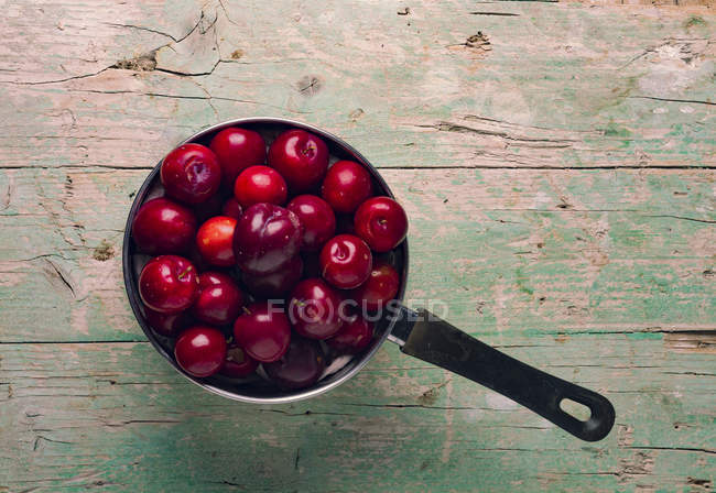 Vista dall'alto della casseruola con ciliegie — Foto stock