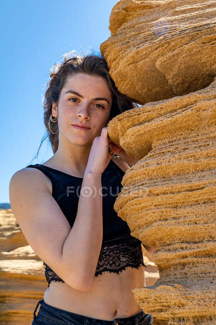 Портрет худенькой женщины в черном топе, стоящей в каньоне — стоковое фото