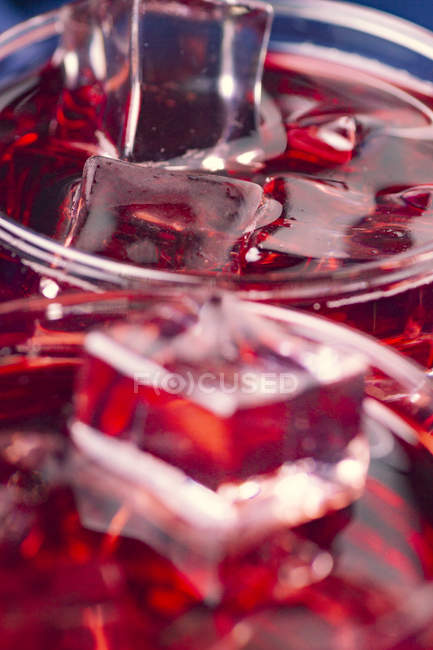 Червоний напій біля свіжих фруктів на синій тканині — стокове фото