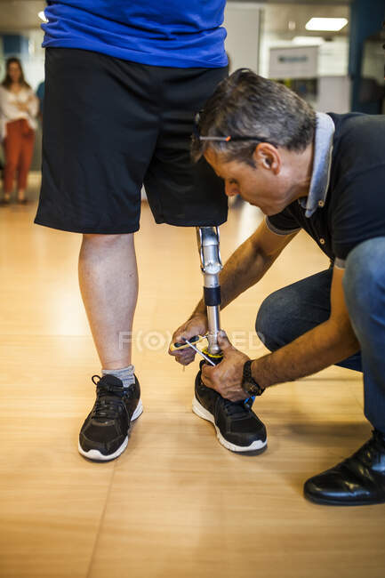 Prothetik-Ingenieur überprüft die Prothese eines Patienten und verbessert das Material in seiner Werkstatt — Stockfoto