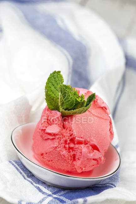 Аппетитное клубничное мороженое в белой миске — стоковое фото