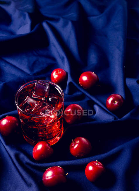 Bebida vermelha perto de frutas frescas — Fotografia de Stock