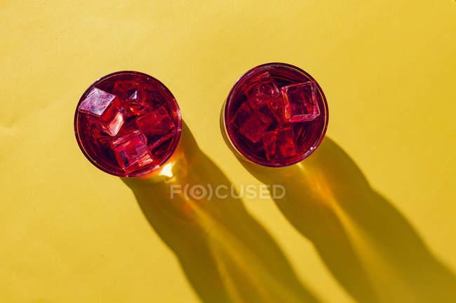 Draufsicht auf Gläser mit kaltem roten Getränk — Stockfoto