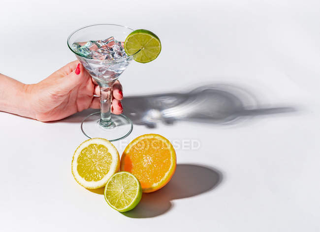 Sombras contrastantes de óculos de suculento apetitoso laranja vermelho bebidas verdes amarelas no fundo branco — Fotografia de Stock
