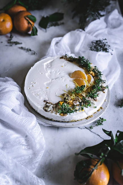 Dekorierte Mandarinen-Torte auf weißer Tischdecke — Stockfoto
