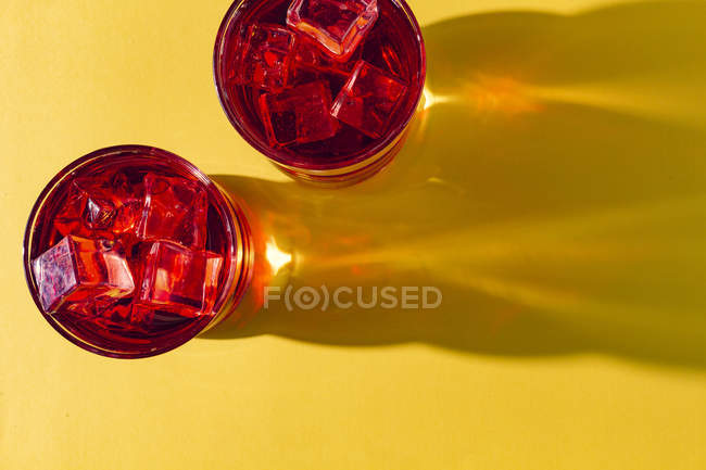 Vista superior de gafas con bebida roja fría - foto de stock