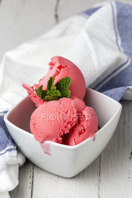 Апетитне полуничне морозиво в білій мисці — стокове фото