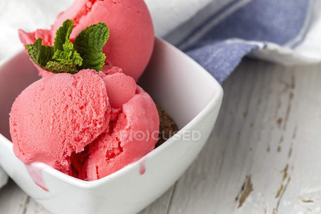 Appetizing strawberry ice cream in white bowl — Stock Photo