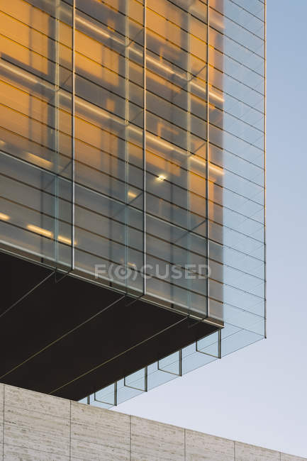Du dessous des murs de verre du gratte-ciel en soirée — Photo de stock