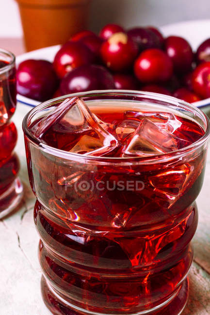 Красный напиток возле свежих фруктов — стоковое фото