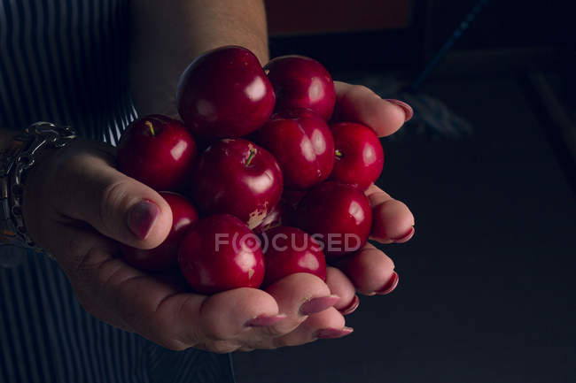 Abgeschnittenes Bild einer Frau mit reifen Kirschen — Stockfoto