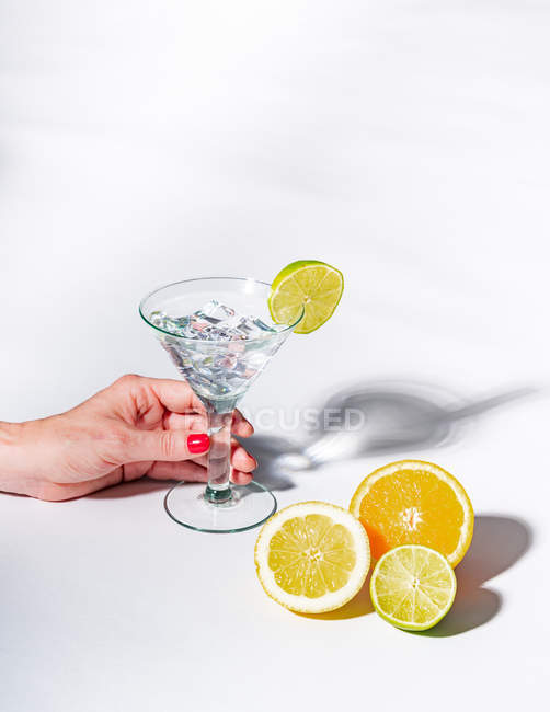 Sombras contrastantes de vasos de jugosas y apetitosas bebidas verdes rojas y amarillas sobre fondo blanco - foto de stock