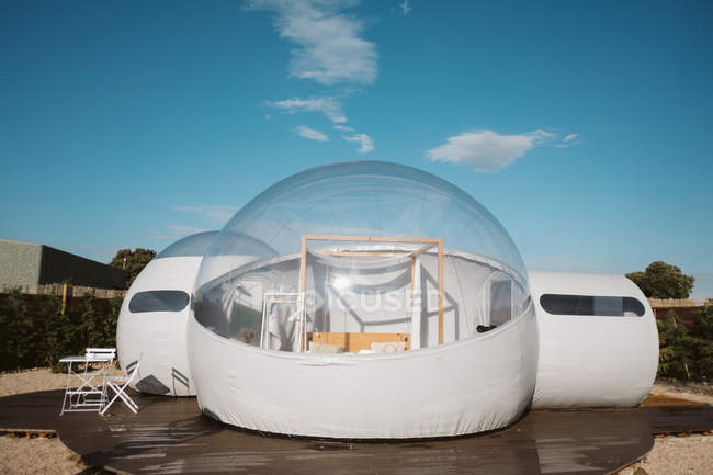 Незвичайний одноденний бульбашковий готель для романтичного вечора на фоні природи — стокове фото