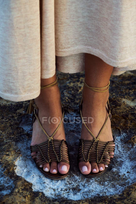 Nahaufnahme stilvoller Sommerschuhe an jungen weiblichen Füßen — Stockfoto