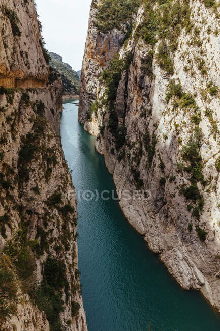 Vue panoramique pittoresque sur une petite rivière dans un canyon de gorge sablonneuse — Photo de stock