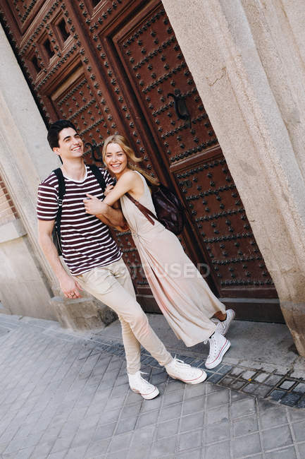 Joven pareja alegre en ropa casual divertirse durante citas al aire libre - foto de stock