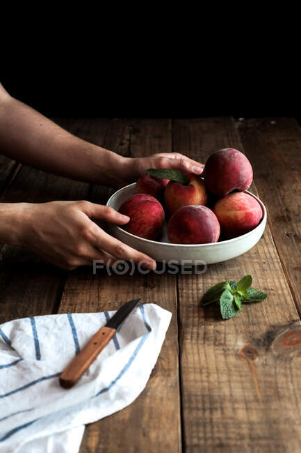 Tasty ripe peaches in plate — Stock Photo