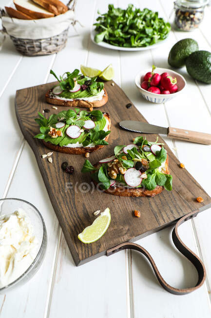 Vegetarian sandwiches on cutting board — Stock Photo
