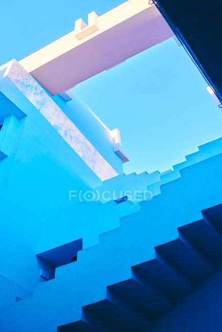 Геометрическая лестница вверх по проходу здания — стоковое фото
