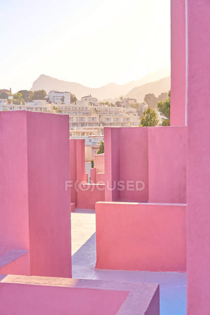 Estrutura rosa com formas geométricas de labirinto e transições entre paredes em dia brilhante — Fotografia de Stock