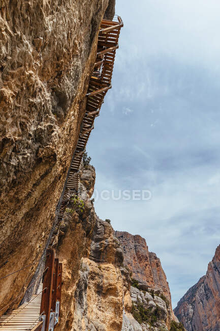 Sendero en la montaña con madera en Montfalco, España - foto de stock
