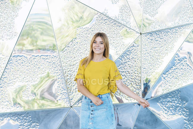 Portrait of young stylish cheerful woman posing on metal background — Stock Photo