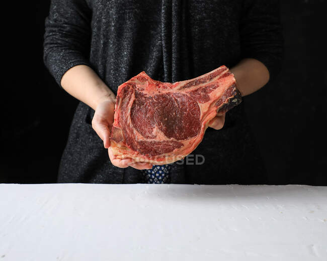 Большой кусок свежего мяса на кости — стоковое фото